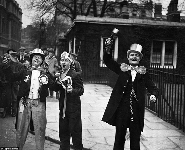 Хулиганизъм? Какъв хулиганизъм!? Феновете на Шефийлд Юнайтед се забавляват по улиците на Лондон, преди да се отправят към "Уембли" за финала срещу Арсенал през 1936 г. Радостта им бе до мача, защото любимците им паднаха с 0:1.