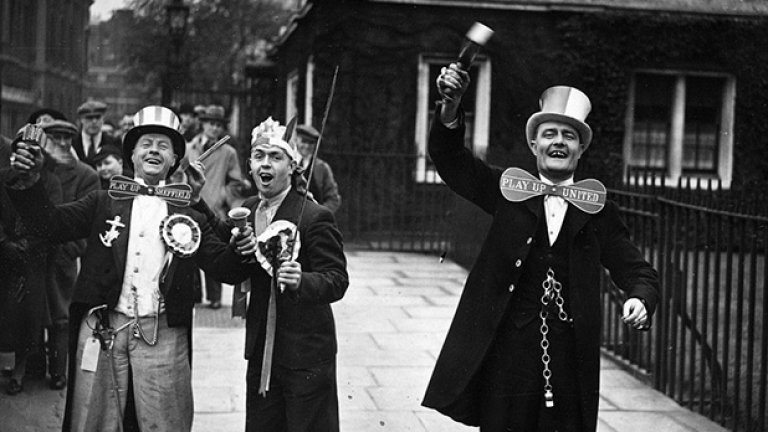 Хулиганизъм? Какъв хулиганизъм!? Феновете на Шефийлд Юнайтед се забавляват по улиците на Лондон, преди да се отправят към "Уембли" за финала срещу Арсенал през 1936 г. Радостта им бе до мача, защото любимците им паднаха с 0:1.