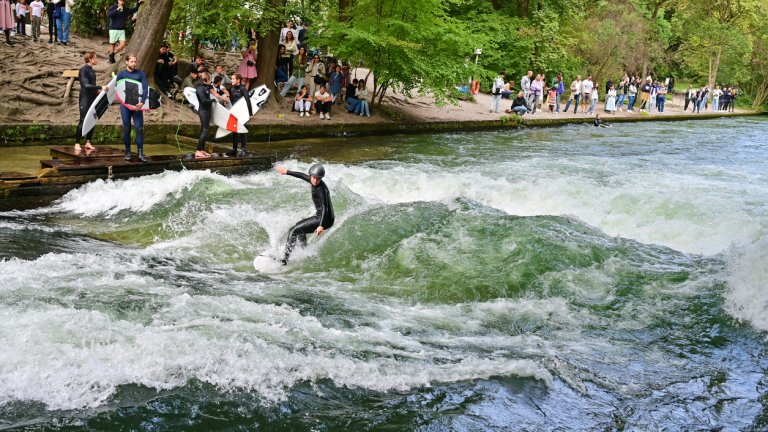 Прочутата Айсбахвеле я няма от месеци и сърфистите губят търпение