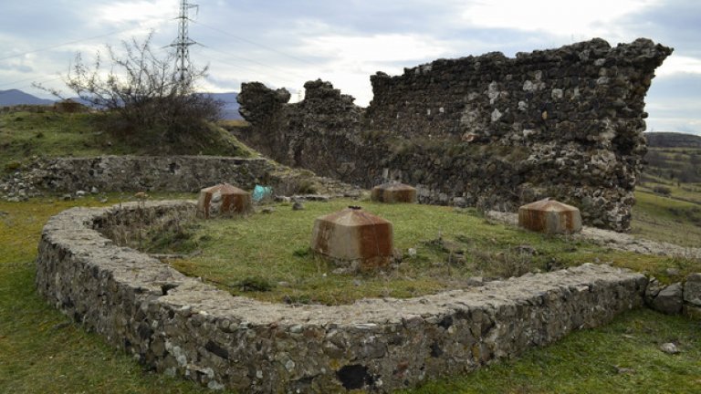 Освен опожарени стени, на това място могат да се видят и следите от вече отстранени железобетонни инсталации, вероятно част от някогашните въжени линии, пренасящи руда за намиращия се в близост оловно-цинков комбинат.
