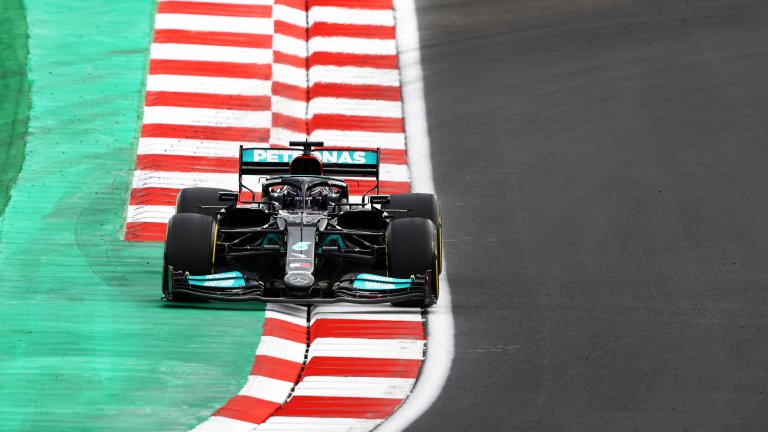 Хамилтън без конкуренция, но го наказаха с поне 10 места
