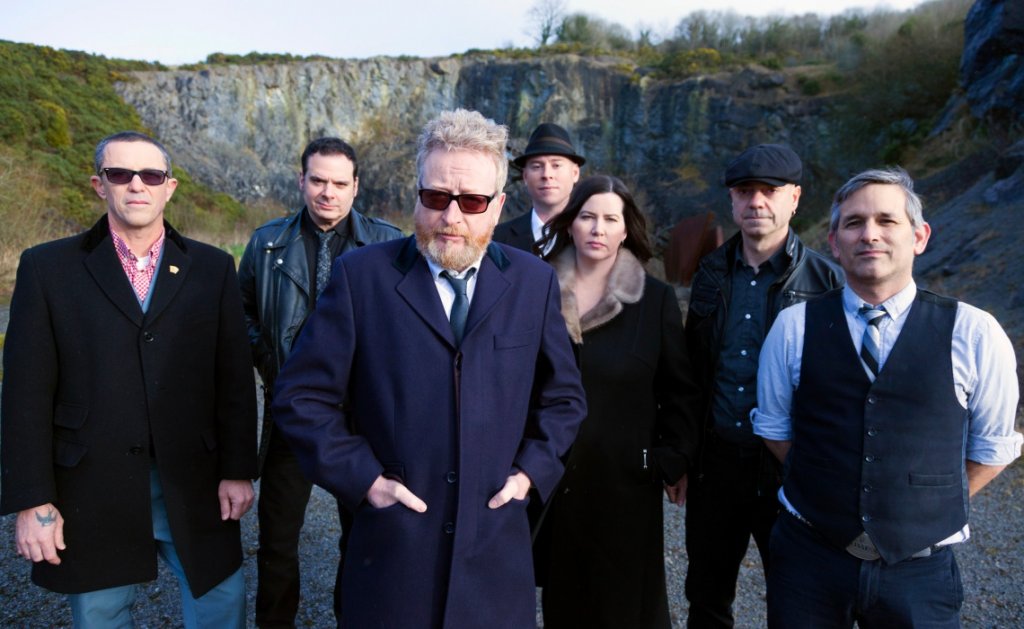Flogging Molly
За да стигнем до едно от безспорно най-големите имена, когато става въпрос за ирландска музика - Flogging Molly. Цигулка, акордеон, китари и отчетливия глас на Дейв Кинг - музиката, която Flogging Molly правят е едновременно силна и ударна, но в същото време може да бъде и много мека и дори на моменти лирична. Тази комбинация обаче успява да разпали кръвта и да те накара да се разтанцуваш.