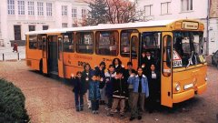 На други места у нас осигуряват автобуси, които карат ромските деца до училище...