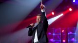 Което обяснява някои от изпълненията му на живо
