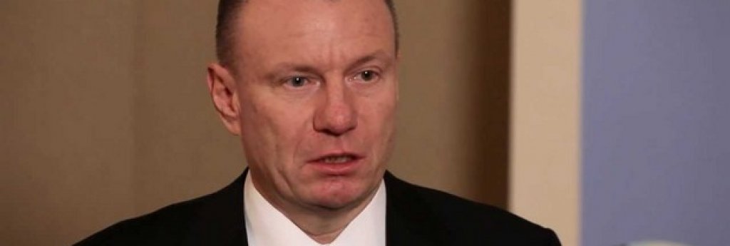 Противно на слуховете за руските милиардери, единственият руснак, членуващ в "Клуб 62" е стоманеният магнат Владимир Потанин с 15.4 млрд. долара.
Потанин е собственик и президент на управляващата компания "Интеррос", която е сред най-големите в Русия. Той притежава и владее пакети акции на минно-металургичната компания "Норилски никел" - водещ в света производител на никел, Росбанк, групата "ПрофЭстейт", холдинга "Проф-медиа" и компанията "Роза Хутор". Той е и генерален директор на "Норилски никел"