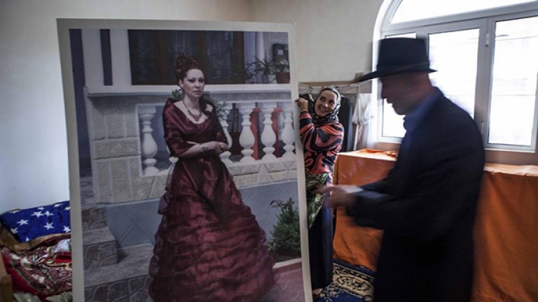 55-годишната Стелияна Николае с усмивка показва картина на дъщеря си в деня на сватбата
