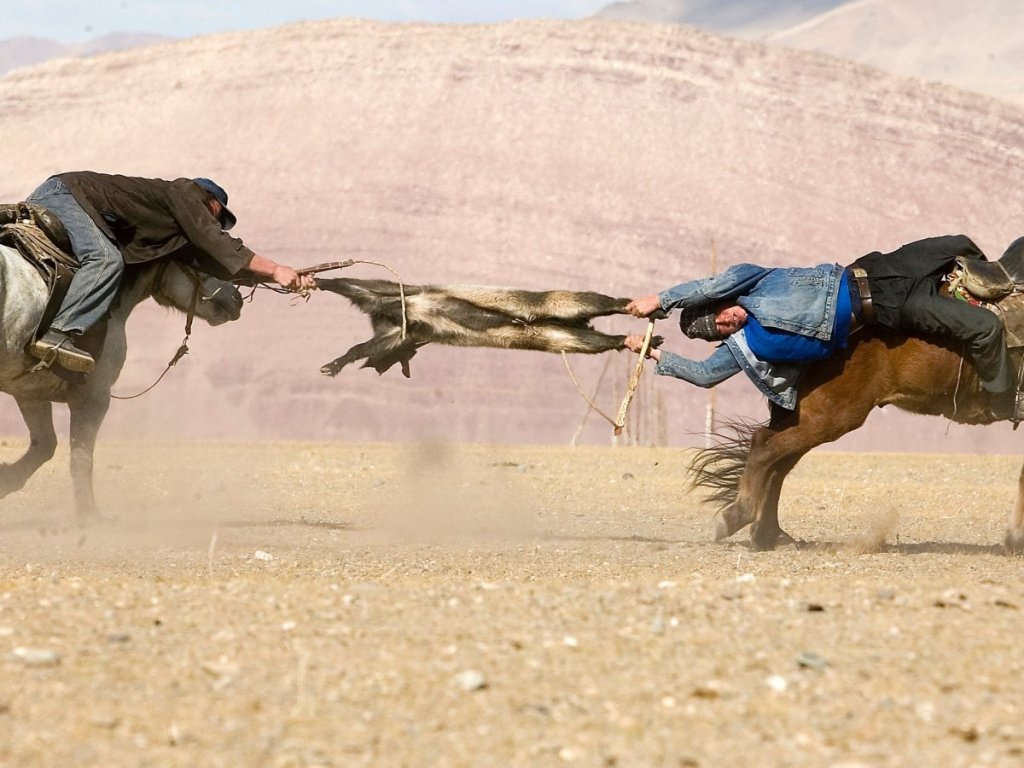 Buzkashi е национален спорт в Афганистан и е популярен в цяла Централна Азия. Представлява теглене като на война, но играчите са на кон и теглят коза