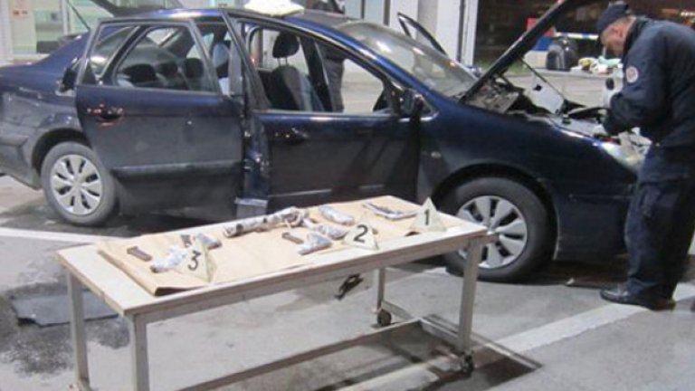 Всички задържани са били с фалшиви български документи. Те са носили значително количество оръжие за ислямски групировки.