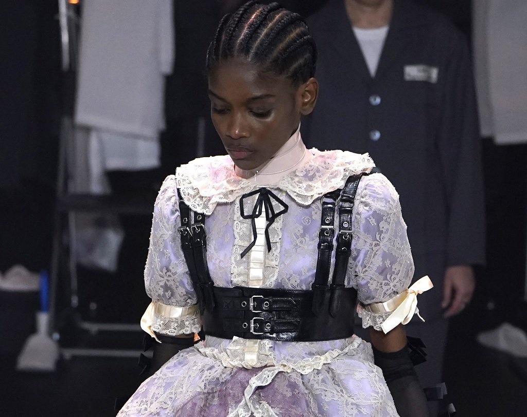 Викториански мотиви 
Мотивите от Викторианската епоха - дантела, къдрави ръкави и вълнообразни горнища с високо деколте, този сезон ще бъдат особено търсени. В ревютата на Gucci и Тори Бърч наблюдаваме как 18-и век се връща на модния подиум, за да заживее нов живот през есента на 2020-а. Затова смело се отдайте на дантелите.
 
След тази модна обиколка, можем само да ви пожелаем: Приятно пазаруване!