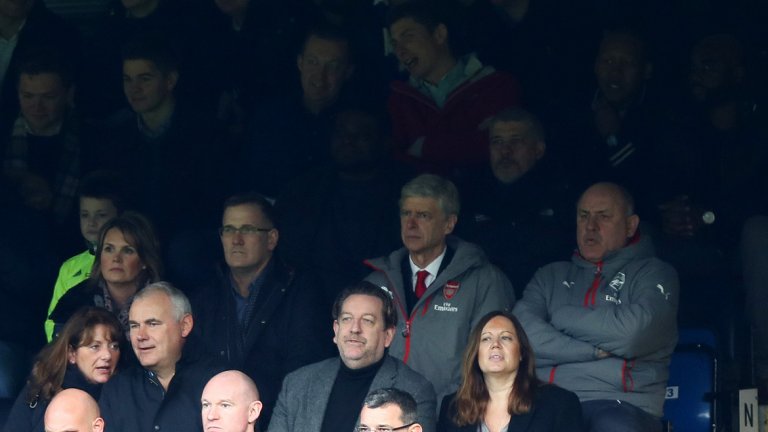 Арсен Венгер и помощникът му изгледаха загубата от Челси от трибуните заради наказания