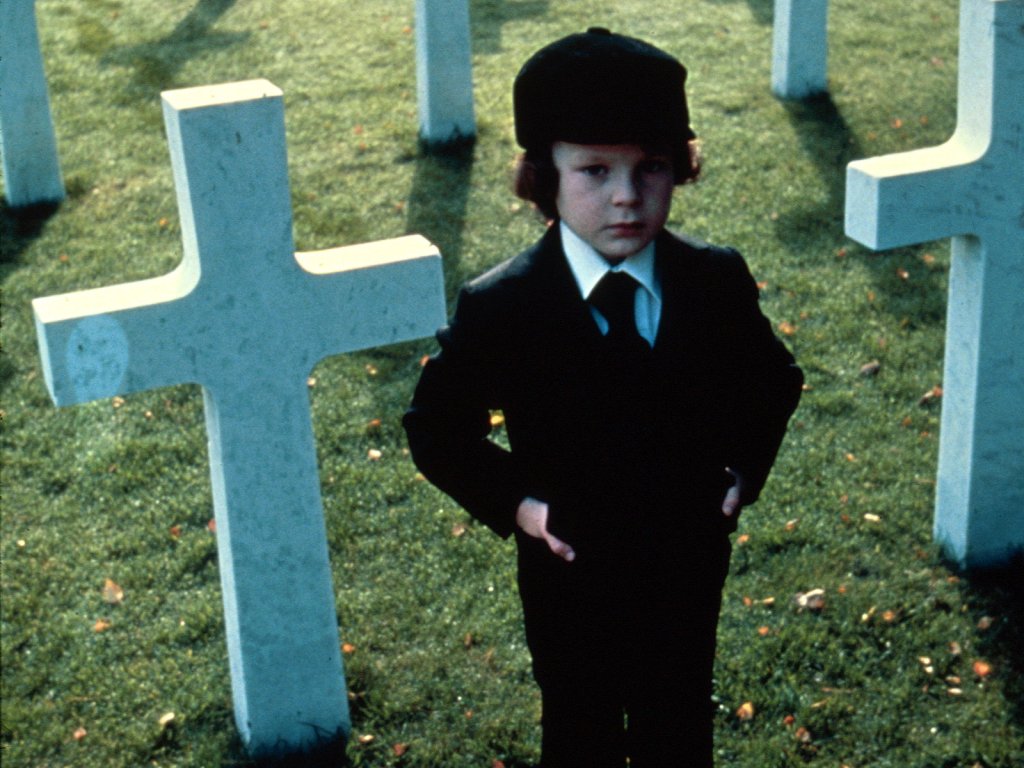Деймиън Торн от \"Поличбата\" (The Omen)
Четиригодишният Харви Стивънс изиграва много от моменти в своята роля по случайност, но режисьорът Ричард Донър толкова ги харесва, че те остават във финалния вариант. Напрегнатото, втренчено изражение на 