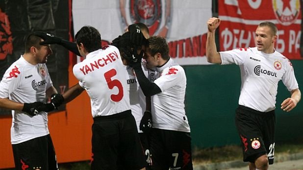 Футболистите на ЦСКА се радват на победата си с 2:0 над Литекс в Ловеч вчера