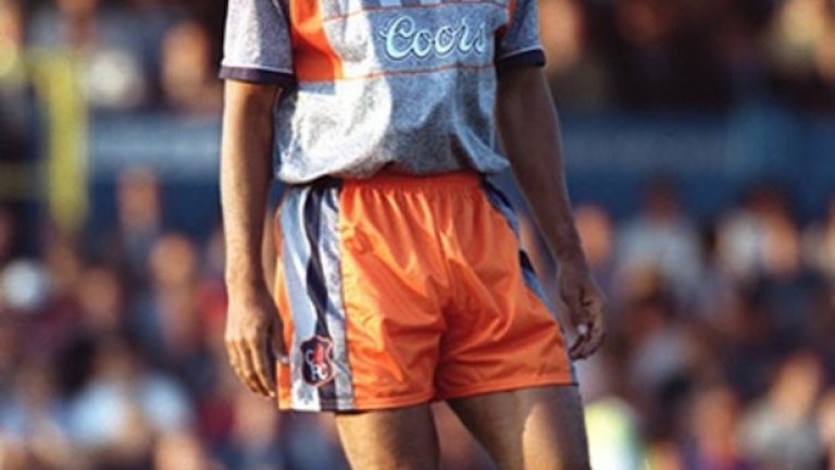 Две години по-рано Челси удиви дори Рууд Гулит, новата си холандска звезда. И той не можеше да повярва, че тази комбинация от сиво и оранжево е действителен екип, а не някаква шега в менюто от бъзици на Денис Уайз. Но ето доказателството - Челси наистина обличаше тези фланелки.