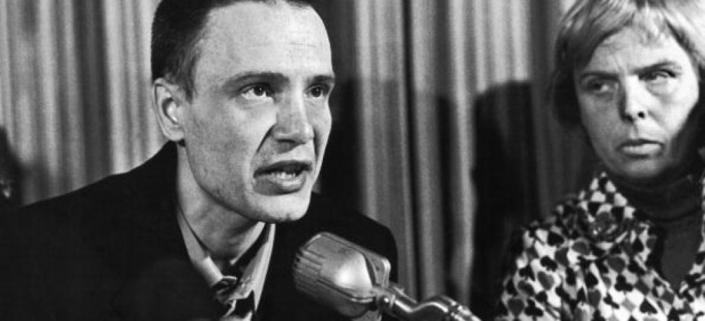 На 18 декември 1976 г. Русия извършва първата размяна на затворници, които не са свързани със службите за сигурност - дисидентът Владимир Буковски и семейството му са разменени за лидера на чилийските комунисти Луис Корвалан. 
През 1972 г. Буковски е осъден на 7 години лишаване от свобода и 5 години заточение заради антисъветска пропаганда и агитация, а причината са разкритията му за репресията над политическите противници на режима в психиатричните клиники на СССР. 
Генералният секретар на Комунистическата партия на Чили Корвалан е арестуван след военния преврат на Аугусто Пиночет на 11 септември 1973 г. Размяната се извършва в Цюрих.