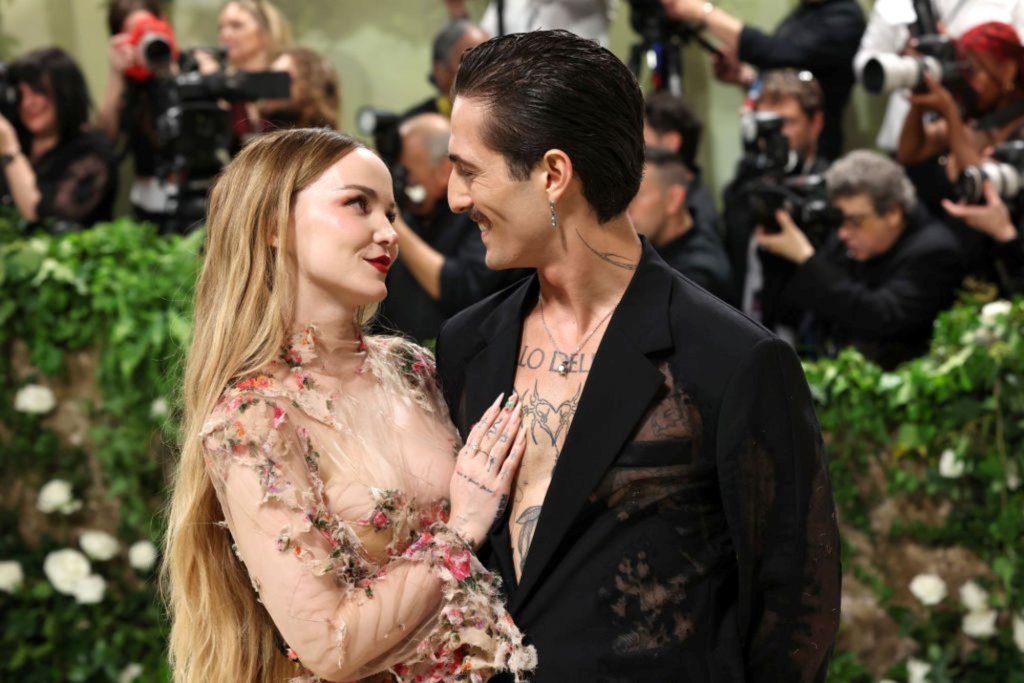 Дав Камерън и Дамяно Давид

В първите дни на новата година вокалистът на Måneskin Дамяно Давид обяви годежа си с актрисата и певица Дав Камерън. „Това бяха двете най-добри години в живота ми. Поне веднъж седмично плача, защото животът стана толкова красив, откакто ти се появи в него“, написа Дав в емоционално обръщение под пост в социалните мрежи.

Те излизат от септември 2023 г. и оттогава прекарват всеки миг заедно, споделяйки общи интереси и преживявания. Певицата учи италиански, а партньорът ѝ ходи на уроци по танци.