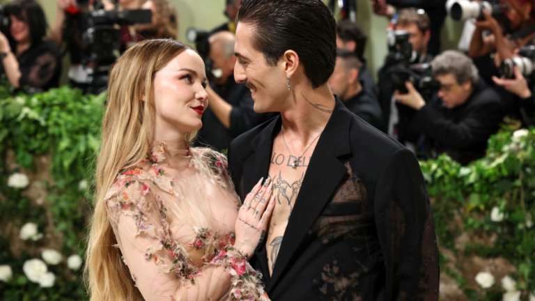 Дав Камерън и Дамяно Давид

В първите дни на новата година вокалистът на Måneskin Дамяно Давид обяви годежа си с актрисата и певица Дав Камерън. „Това бяха двете най-добри години в живота ми. Поне веднъж седмично плача, защото животът стана толкова красив, откакто ти се появи в него“, написа Дав в емоционално обръщение под пост в социалните мрежи.

Те излизат от септември 2023 г. и оттогава прекарват всеки миг заедно, споделяйки общи интереси и преживявания. Певицата учи италиански, а партньорът ѝ ходи на уроци по танци.