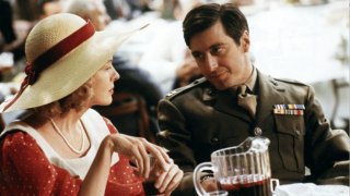 "Кръстникът" (1972)
Малко са подобните иконични изпълнения, които да са толкова хипнотизиращи, колкото е образът на младия мафиотски бос Майкъл Корлеоне в "Кръстникът". Въз основа главно на този магнетичен персонаж е създадена втората част на поредицата, която е не по-малко добра. Пътешествието на Майкъл от идеалистичен ветеран от Втората световна война до безмилостен водач на мафията е емоционалният център на целия филм на Копола. И Ал Пачино е точният човек, който да пресъздаде този образ. 
Тази трансформация се извършва без гневни и емоционални избухвания, а напротив - чрез демонстрация на вътрешния контрол, който героят притежава. Той осезаемо доминира във всяка сцена, в която се появи - без шумни прояви, без видимост... демонстрира се неговата сила просто да бъде там и останалите да го признават за лидер.