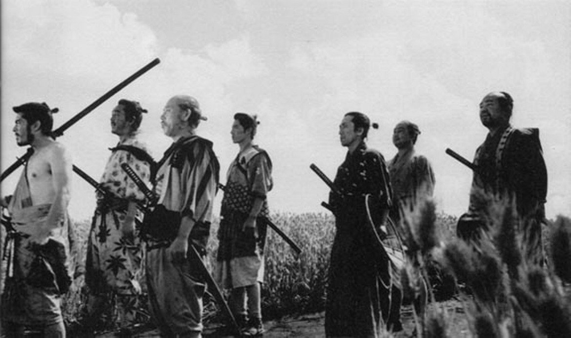 1. Seven Samurai / "Седемте самураи" (Акира Куросава, 1954 г.) - японскиПознатата на всички история за седемте смели самураи, които се обединяват, за да спасят едно бедно село, заплашвано от бандити. Това е филмът, който затвърждава световната слава на Куросава. Това е и един от най-добрите филми на японското кино и едно от най-одобряваните от световната критика кино произведения. 