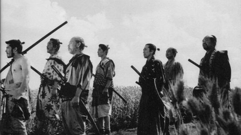 1. Seven Samurai / "Седемте самураи" (Акира Куросава, 1954 г.) - японскиПознатата на всички история за седемте смели самураи, които се обединяват, за да спасят едно бедно село, заплашвано от бандити. Това е филмът, който затвърждава световната слава на Куросава. Това е и един от най-добрите филми на японското кино и едно от най-одобряваните от световната критика кино произведения. 