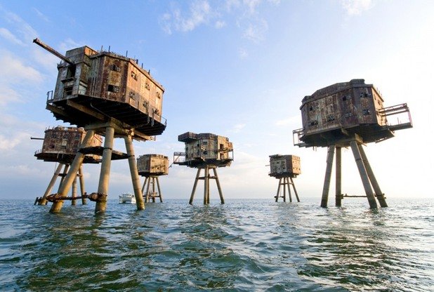 Морските укрепления Ред Сендс (Red Sands Sea Forts) във Великобритания са строени през 2-та световна война за да пазят река Темза. Днес са изоставени