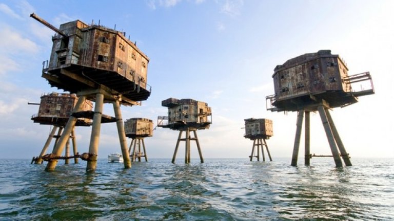 Морските укрепления Ред Сендс (Red Sands Sea Forts) във Великобритания са строени през 2-та световна война за да пазят река Темза. Днес са изоставени