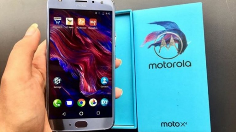 Motorola X4 
Moto X4 заменя съвместимостта с Mods за двойна камера, безупречно разпознаване и Alexa. Асистентът на Amazon не просто разпознава гласа на собственика си, но освен това отговаря на въпроси без да се отключва телефона. 12-мегапикселовата камера е добра, особено като се има предвид цената, а приложението за разпознаване на обекти включва потенциално полезна информация за историческите сгради, които виждате пред обектива. Телефонът има IP68 стандарт за водоустойчивост, което означава, че може да оцелее потопен до 30 минути. Чипсетът му Snapdragon 630 и 5,2-инчовият дисплей също са адекватни за цената на телефона. Освен това смартфонът има лъскав, грабващ погледа дизайн, който го прави да изглежда и да се усеща като по-скъп, отколкото е.Цена без абонаментен план: 769 лв