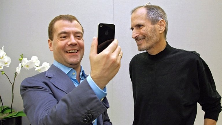 Руският президент Дмитрий Медведев се радва на подарения му от Стив Джобс iPhone 4
