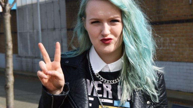 Софи е супер ексцентрична мацка, която често е със синя или розова коса