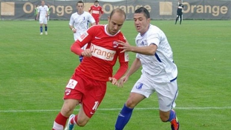 Георгиан Паун (в червено) играе като атакуващ халф или нападател