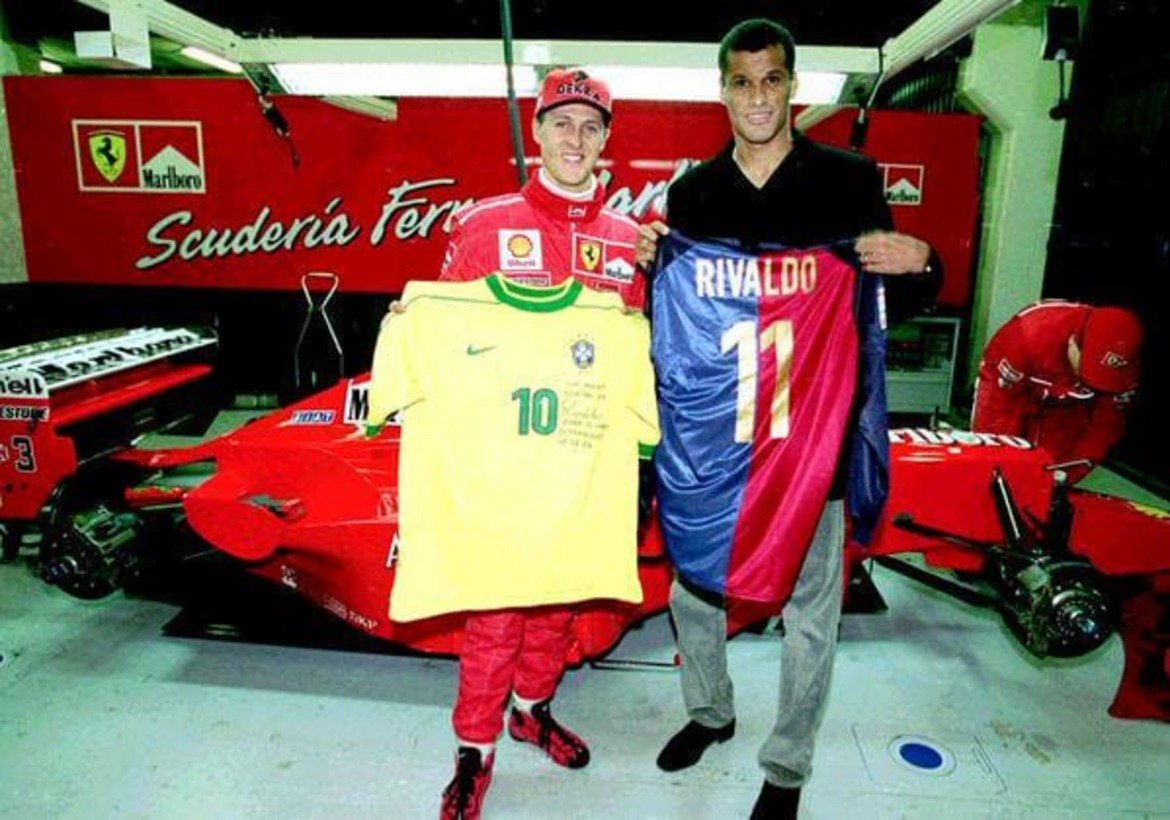Ривалдо подарява свои фланелки от Барселона и Бразилия на легендата Михаел Шумахер.