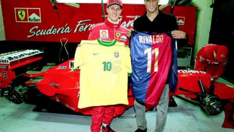 Ривалдо подарява свои фланелки от Барселона и Бразилия на легендата Михаел Шумахер.
