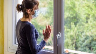 Вирусът се предава трудно и обикновено се кара леко