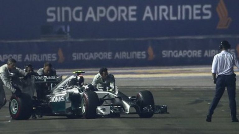 Досегашният водач Розберг отпадна заради повреда