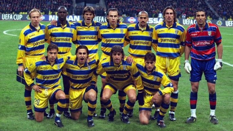 Парма – големият отбор от малкия град

Една от най-славните снимки на италианския футбол от 90-те години е правена в Москва. На нея може да се видят вратарят Джанлуиджи Буфон, Лилиан Тюрам, Фабио Канаваро, Хуан-Себастиан Верон и Хуан Креспо, преливащи от щастие след финала за Купата на УЕФА на стадион „Лужники“. Отборът им от неголемия град Парма в Северна Италия тъкмо е победил с 3:0 Олимпик (Марсилия). 

През това десетилетие Парма завършва цели осем сезона в топ 6 на Серия А. И то при положенеие, че до 1986 г. играе в долните дивизии, преди клубът да бъде поет от хранителния гигант „Пармалат“. Шведът Томас Бролин и вратарят на Бразилия Клаудио Тафарел са първите две сериозни попълнения след влизането в Серия А през 1989 г. Воден от твърдата треньорска ръка на Невио Скара, Парма печели Купата на Италия още при втория си сезон в елита. Година по-късно жълто-сините триумфират с Купата на носителите на купи, а през 1995 г. се преборват с Ювентус и за Купата на УЕФА. Четири години по-късно и французите от Марсилия се убеждават в качествата на този отличен състав на Парма.
