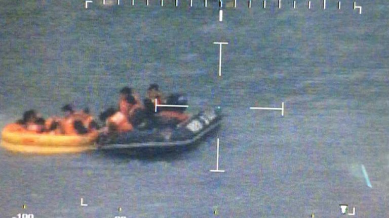 Около 90 на сто от мигрантите, които пътуват за Италия, тръгват от Либия. Миналата година Рим прекрати спасителната мисия в Средиземно море с патрули по морската й граница, чиято цел бе да не допуска инциденти като този. Над 100 000 души бяха спасени