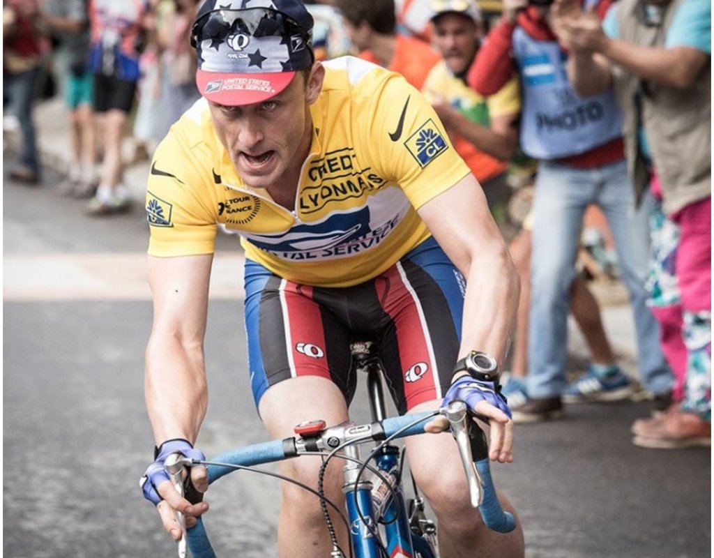 Победа в кръвта 
Историята на журналистическото разследване, което в крайна сметка води до отнемането на всички титли на Ланс Армстронг, разследван, а по-късно и обвинен в използване на допинг по време на участията си в Тур дю Франс, пристига на „Кин