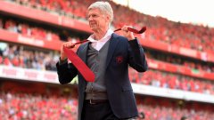 "Преди всичко, аз съм фен на Арсенал като вас", каза мениджърът, а при последната обиколка на стадиона подари вратовръзката си на свой малък фен