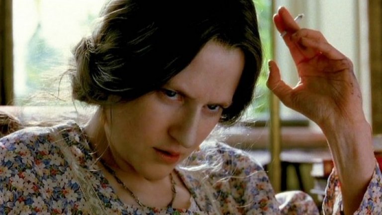 Обикновено Никол Кидман влиза с ролята си в "Часовете" (2002) в класации за актьори, погрознели заради роля. Истината е, че Никол Кидман успява съвършено да се въплъти в кожата на писателката Вирджиния Улт. Чрез него Никол Кидман се утвърждава като една от най-способните драматични актриси в Холивуд. За изпълнението си тя печели Златен глобус за най-добра актриса в драматичен филм и Оскар за най-добра актриса.