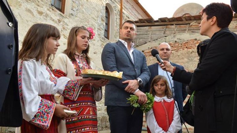 Голям късмет вадим, да знаете, че не може да пее, че кой знае тогава с какво щеше да ни поздравява празнично