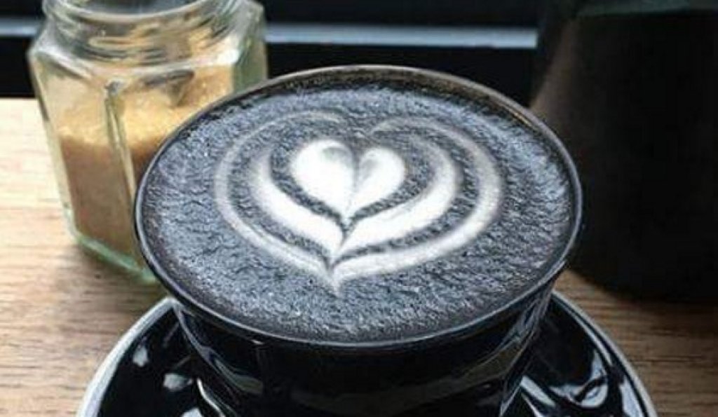 Чували ли сте за Goth Latte? Най-вероятно не. Това е нова \"мода\" в пиенето на кафе... леко странна. Основната състава е стрити на прах дървени въглища.