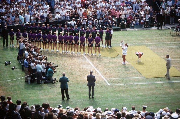 1996 г. Церемонията по награждаването на легендата Щефи Граф, спечелила последната от седемте си титли на тревата на Лондон. Германката победи през тази и предната година една и съща съперничка на финала - Аранча Санчес.