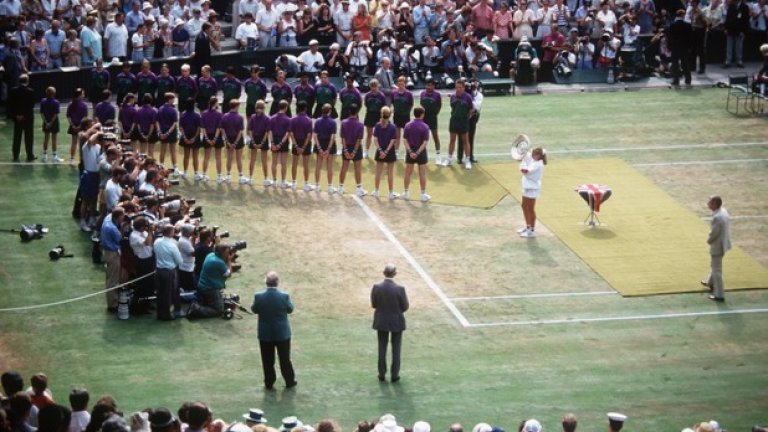 1996 г. Церемонията по награждаването на легендата Щефи Граф, спечелила последната от седемте си титли на тревата на Лондон. Германката победи през тази и предната година една и съща съперничка на финала - Аранча Санчес.