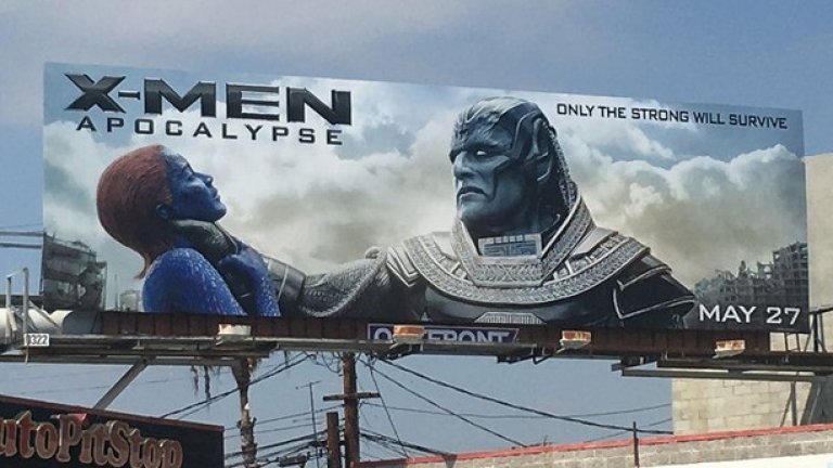 Спорният билборд показва как злодеят Апокалипсис (Оскар Айзък) упражнява насилие върху Мистик (Дженифър Лорънс)