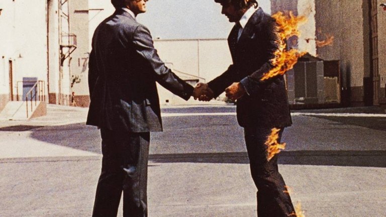 Pink Floyd - Wish You Were Here
Ако някога на Земята дойдат извънземни и под заплахата на ужасяващите си оръжия принудят хората на планетата да изберат (с много компромиси и спорове, разбира се) любимата песен въобще в историята, най-вероятно това ще е Wish You Were Here. Тя е просто прекрасна, гали всички онези тъжни нотки в настроението ти и те кара да се замисляш за човек, когото наистина би искал да беше по-близо.
