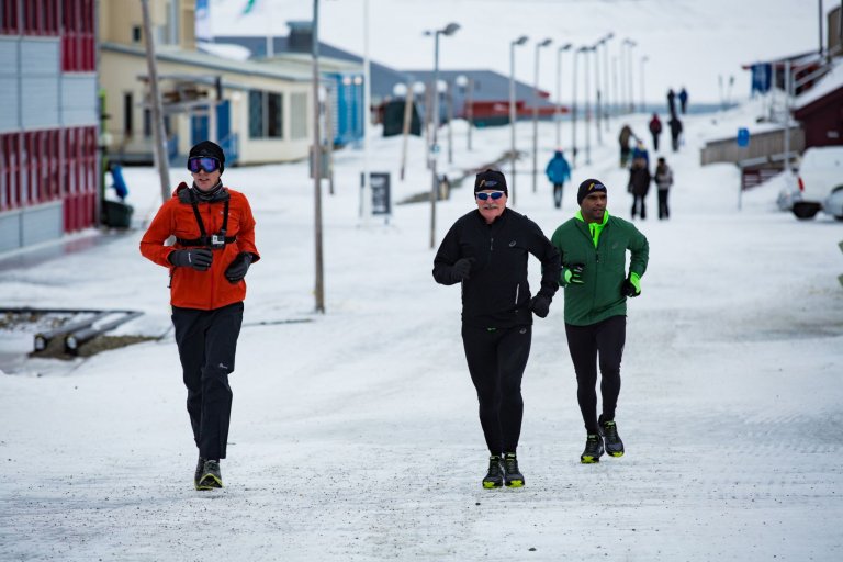 Пенсионер тича заедно с по-млади мъже в Норвегия.