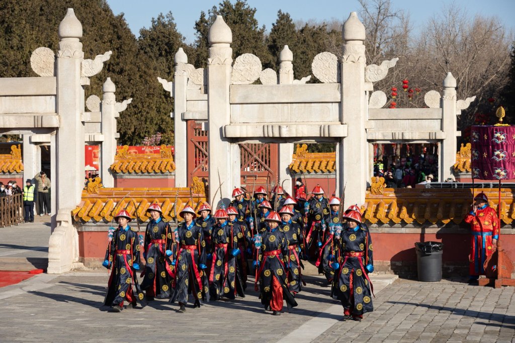 Китай посрещна Годината на Огнения кон (Снимки)