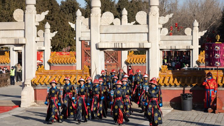 Китай посрещна Годината на Огнения кон (Снимки)