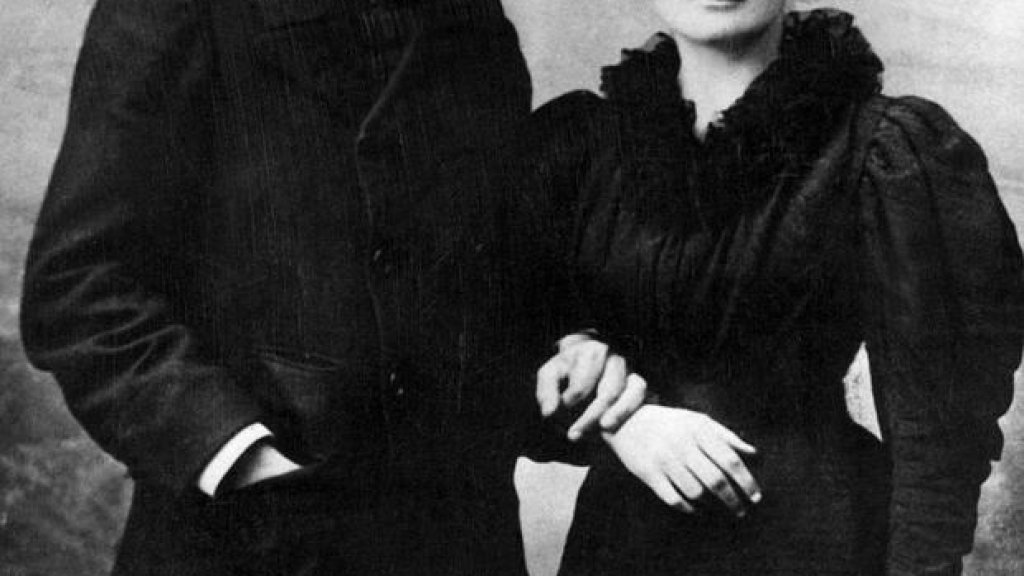 Pierre_Curie_et_Marie_Sklodowska_Curie_1895