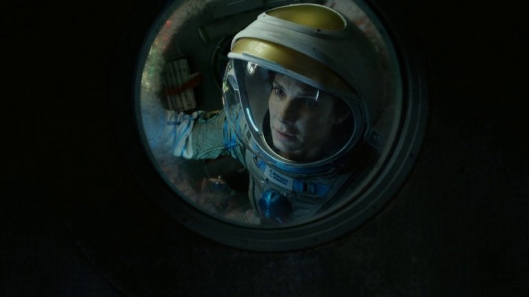 "Гравитация" (Gravity)Фантастичният филм, с който Алфонско Куарон взе "Оскар" за режисура през 2013 г., мести фокуса към изолацията в космоса, където двама астронавти (Сандра Бълок и Джордж Клуни) трябва да се справят с последствията от авария, докато навлизат все по-дълбоко и в емоционалната вселена вътре в себе си.