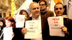 На един от плакатите бе цитиран и известният режисьор - хомосексуалист Пиер Паоло Пазолини, убит на този ден преди 35 години: "Грехът не означава да вършиш зло, нито добро, това е да вършиш грях".